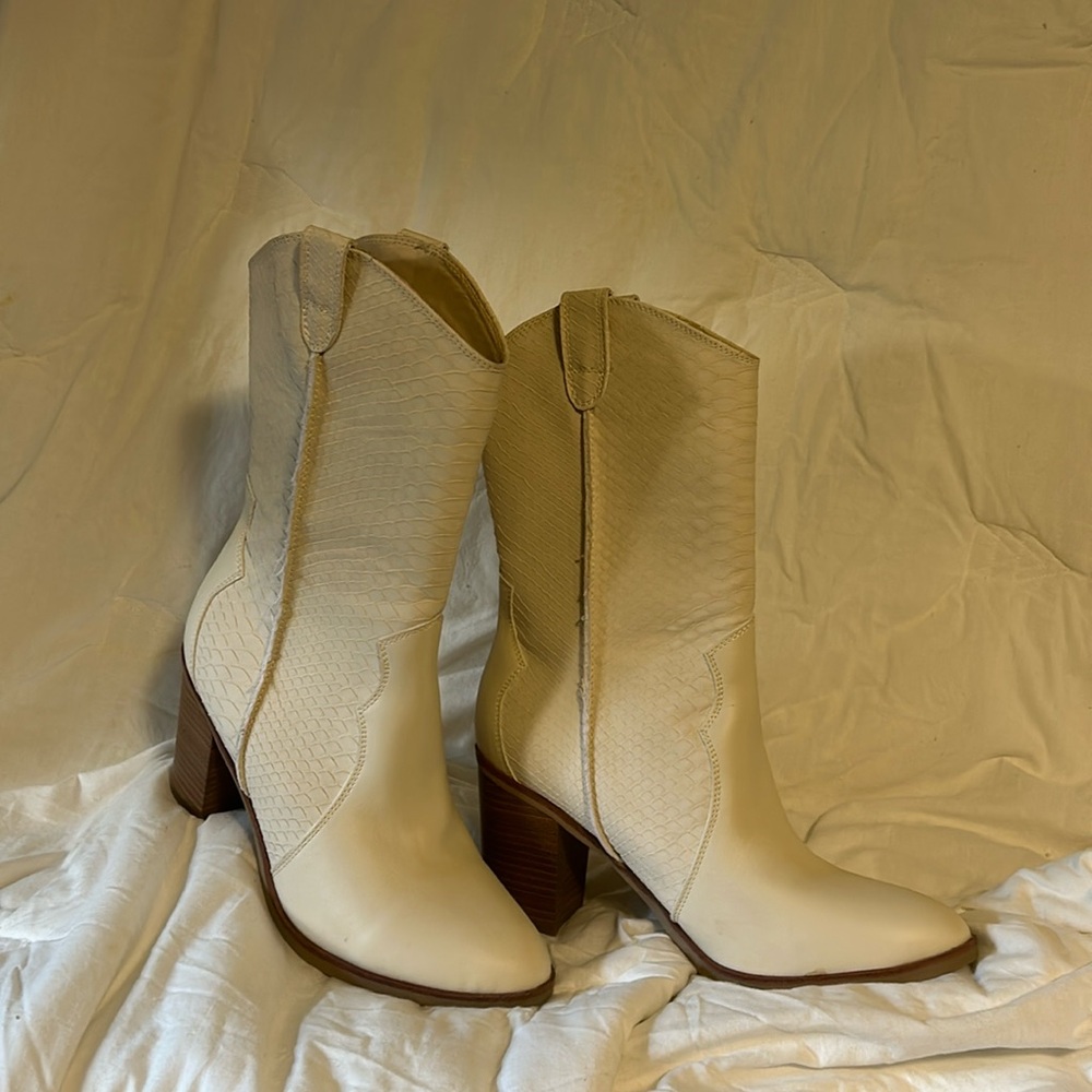 NWOT Womens ALTRA ‘D STATE white/cream mid calf cowboy boot Size  10